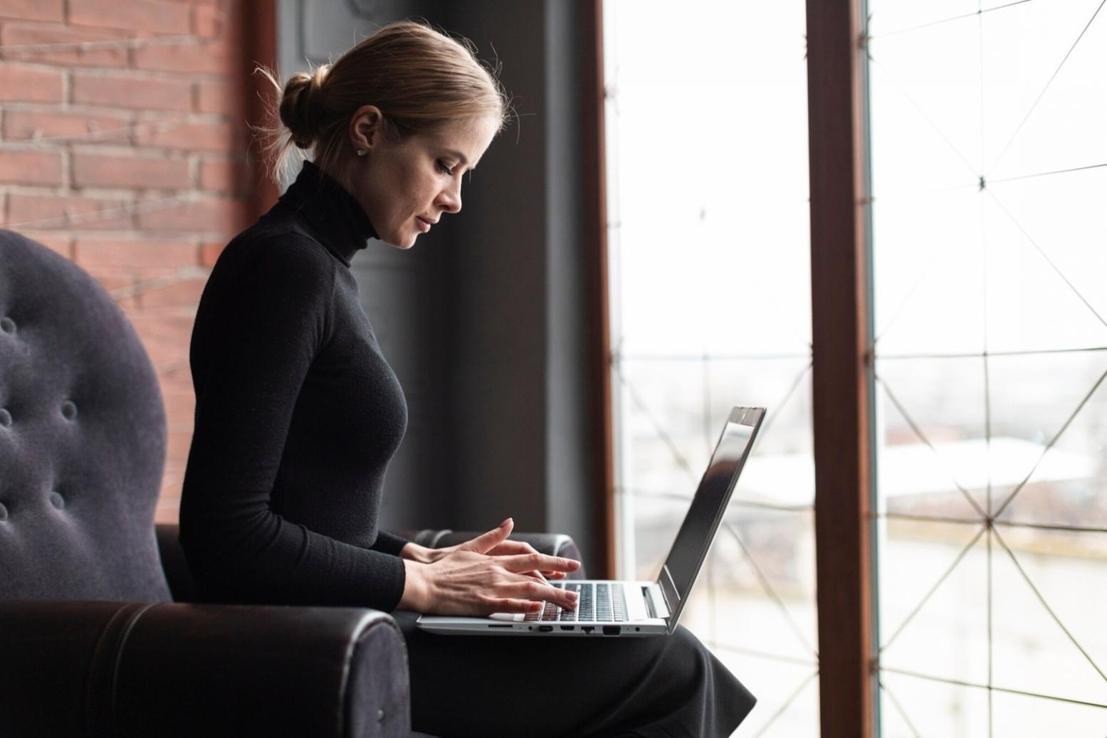 Estudiantes aprendiendo conceptos de inversión
