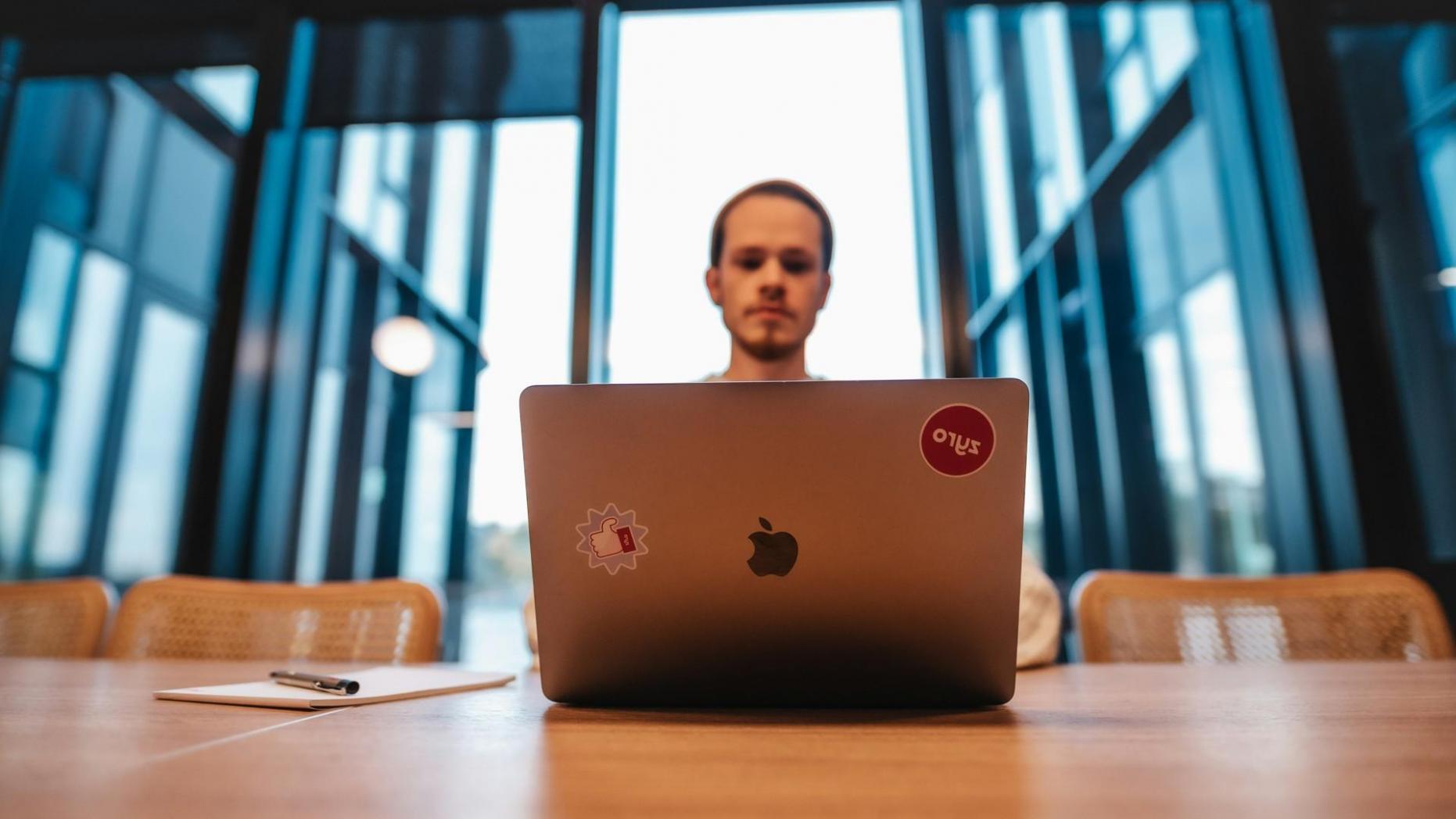 Profesional revisando documentos financieros y estrategias de inversión