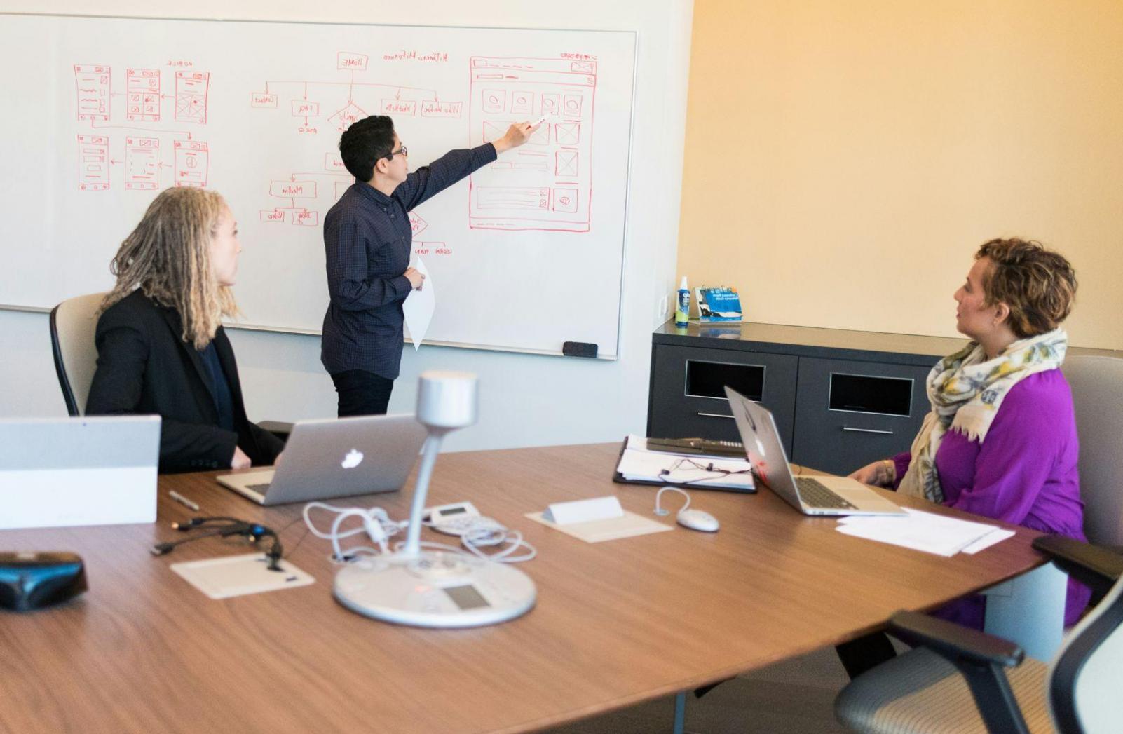 Aula moderna con estudiantes trabajando en análisis financiero