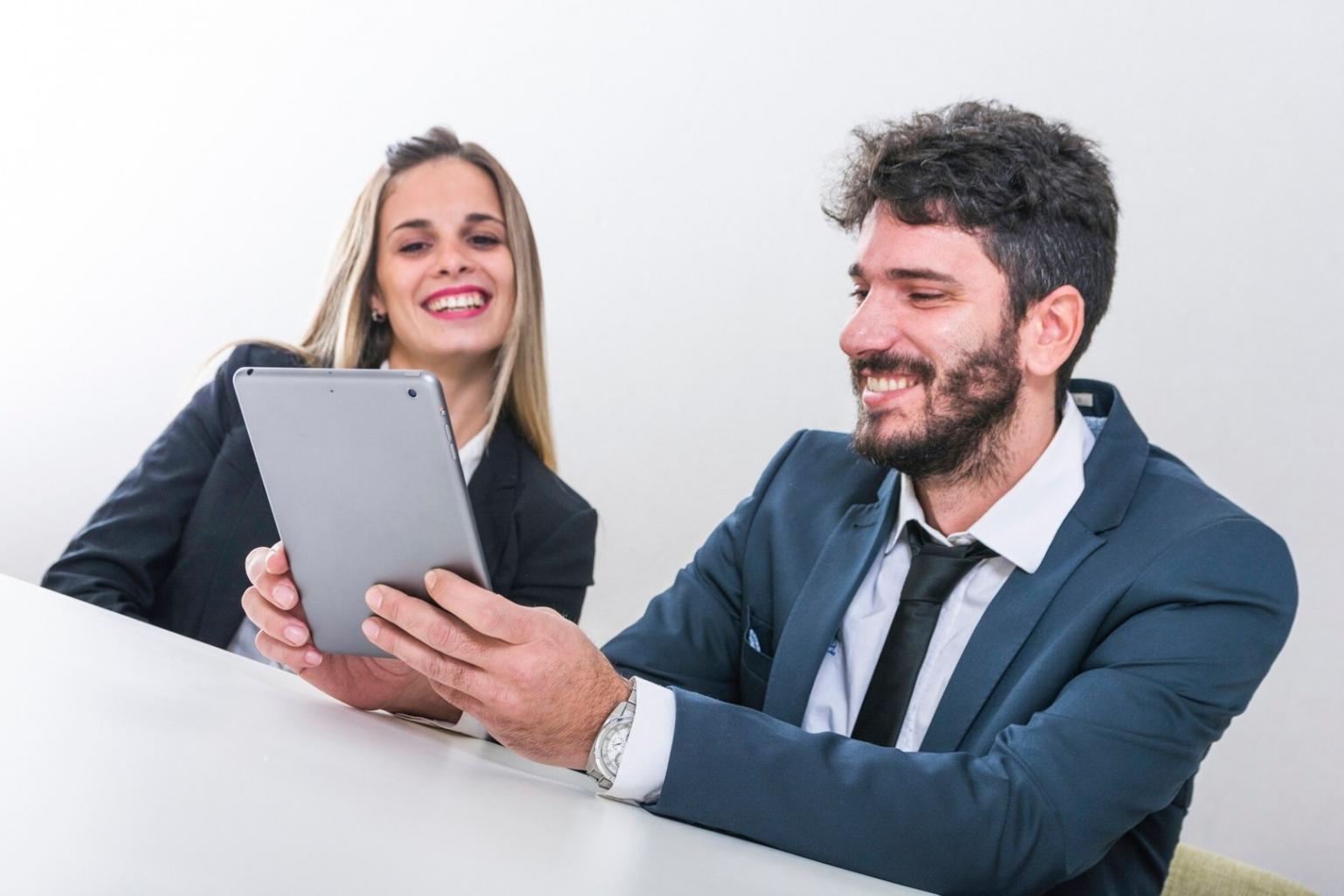 Persona analizando datos financieros en escritorio con gráficos de inversión