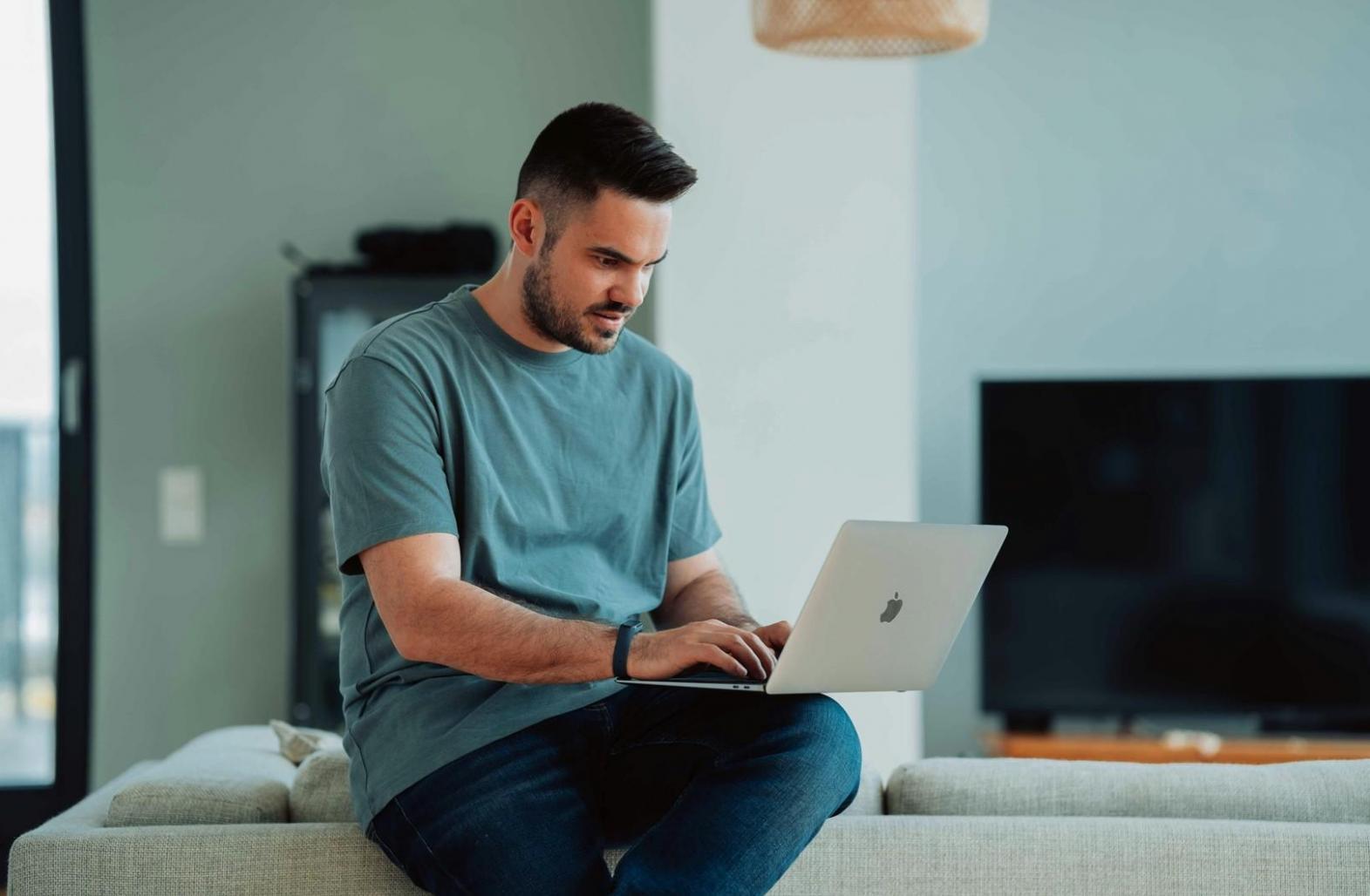 Equipo de asesores financieros trabajando en consultas personalizadas