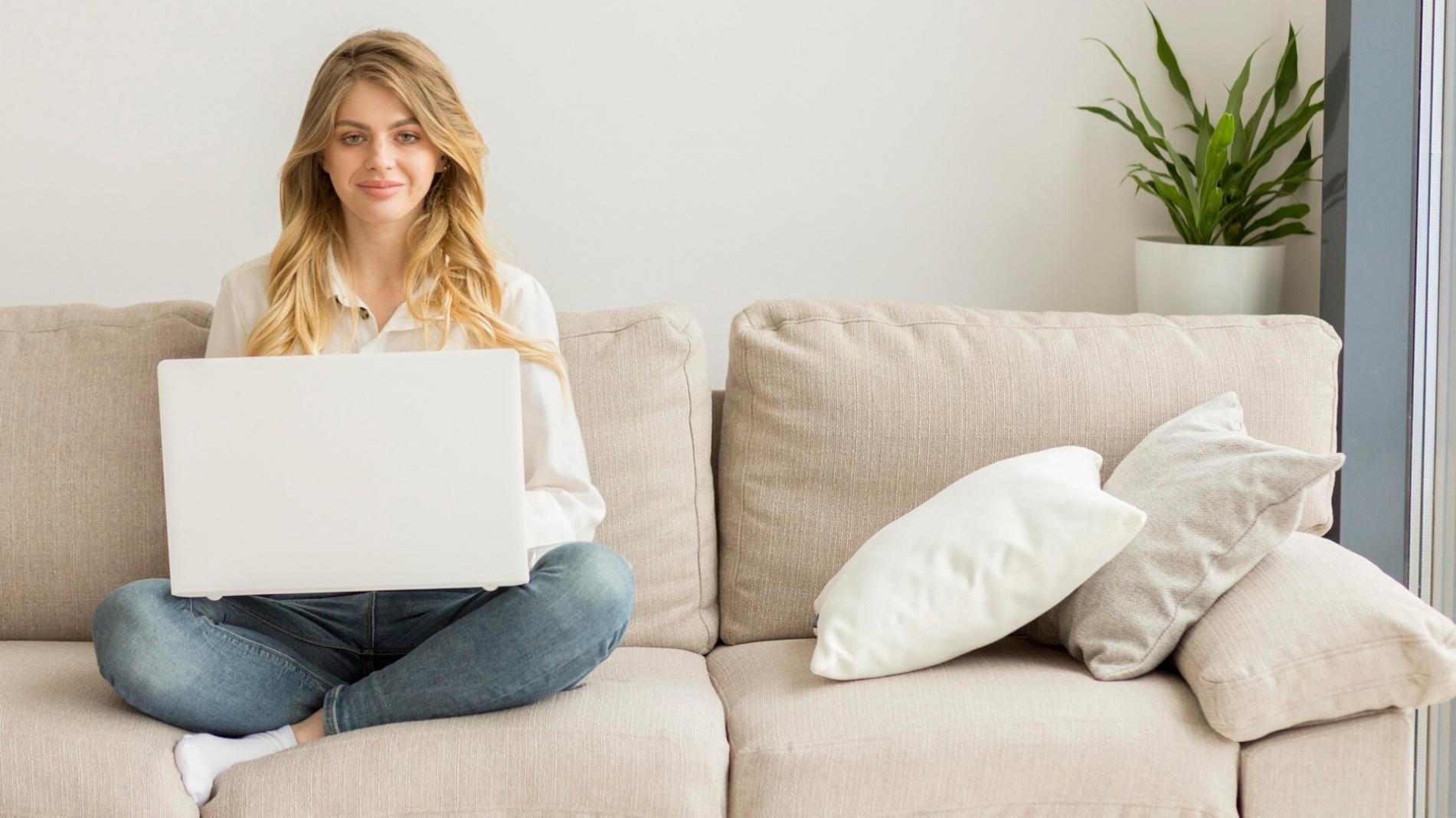 Documentos y análisis financiero sobre escritorio