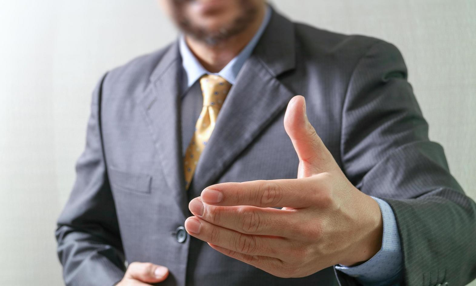 Estudiantes analizando gráficos financieros en sesión práctica