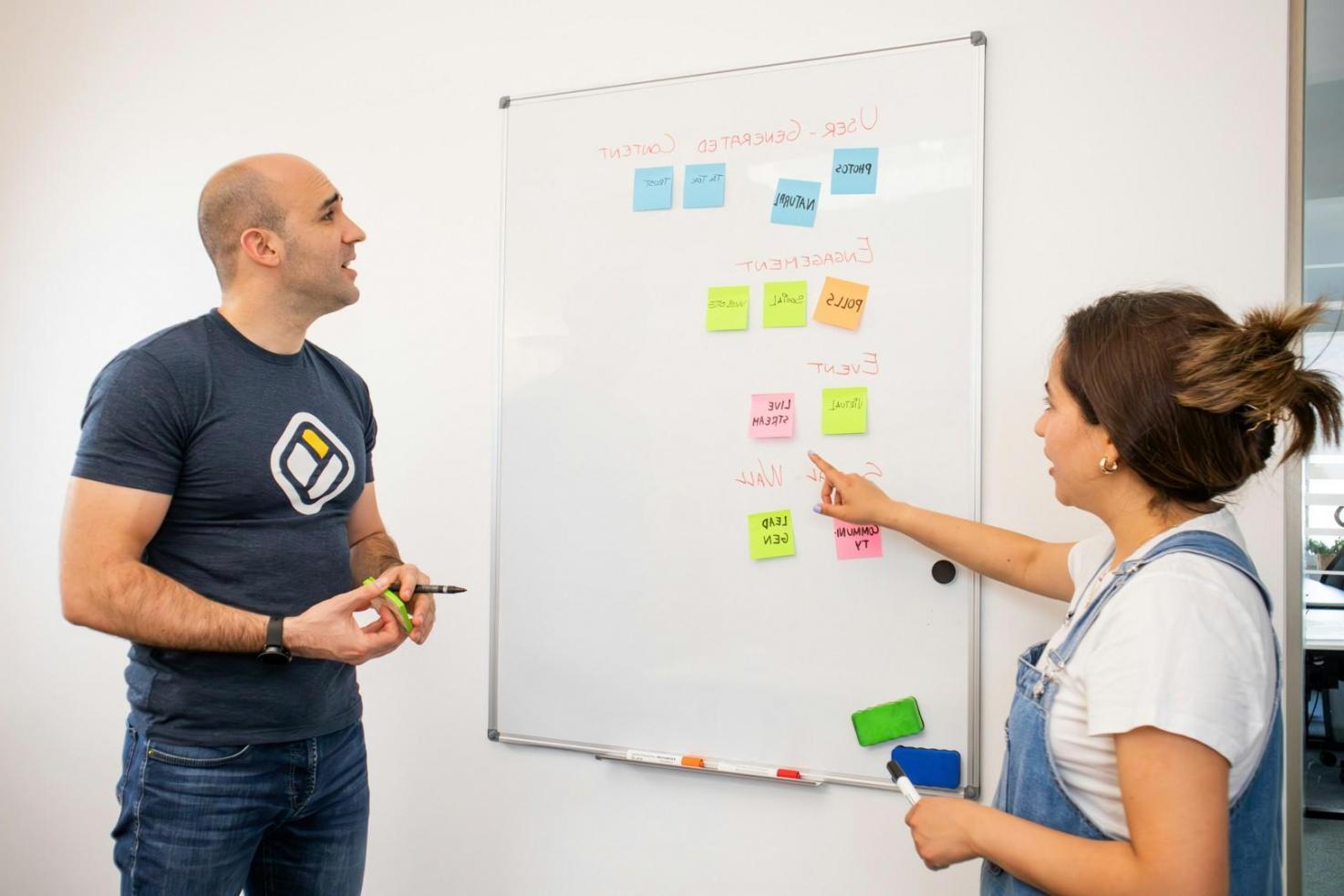 Sala de formación con material educativo sobre inversiones y finanzas personales